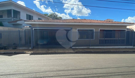 Casa à venda com 3 quartos, sendo 1 suíte,  em Jardim São João Batista, São Carlos, SP