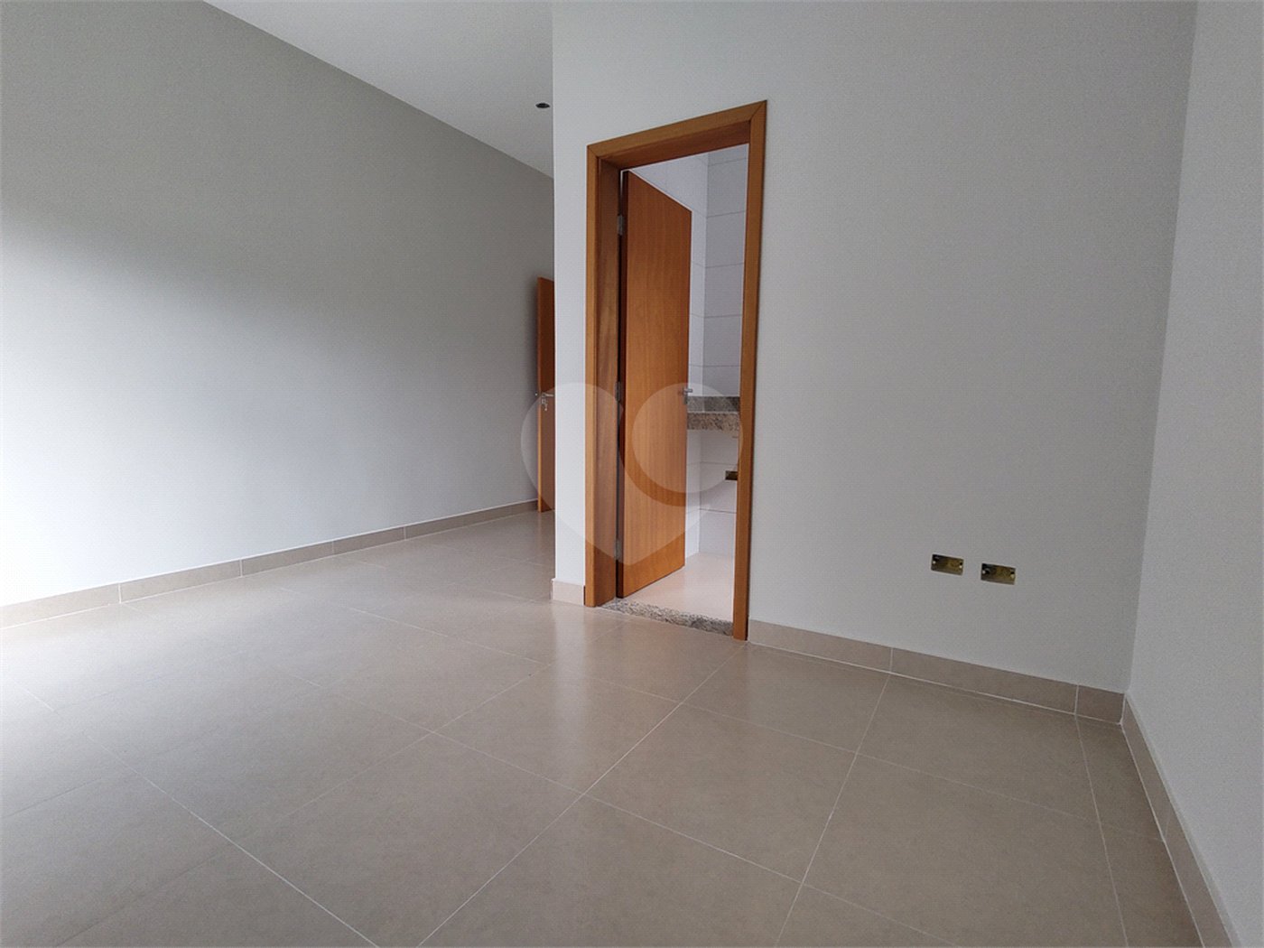 Casa térrea em Atibaia com 3 suítes, sala 2 ambientes, 2 vagas garagem, excelente localização, pronta para morar