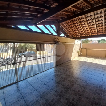Casa térrea com 3 dormitórios, sendo 1 suíte.