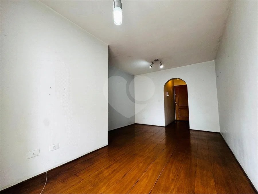 Vende-se Apartamento de 2 Quartos com Sacada na Vila Mascote