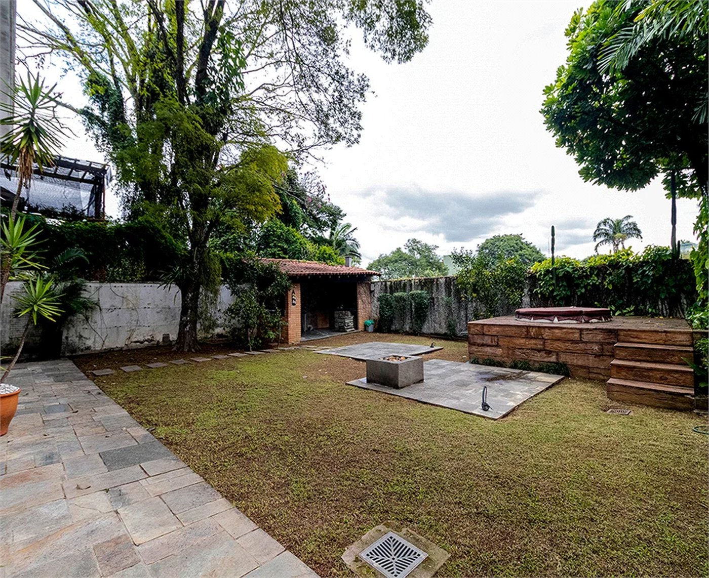 Casa à venda com 3 quartos, sendo 2 suítes,  em Alto de Pinheiros, São Paulo, SP