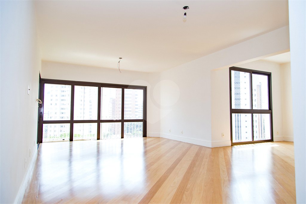 Apartamento à venda com 3 suítes em Moema, São Paulo, SP