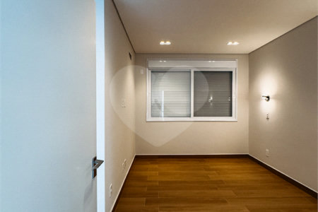 Casa à venda com 4 suítes no condomínio Villa dos Pinheiros, Indaiatuba - SP