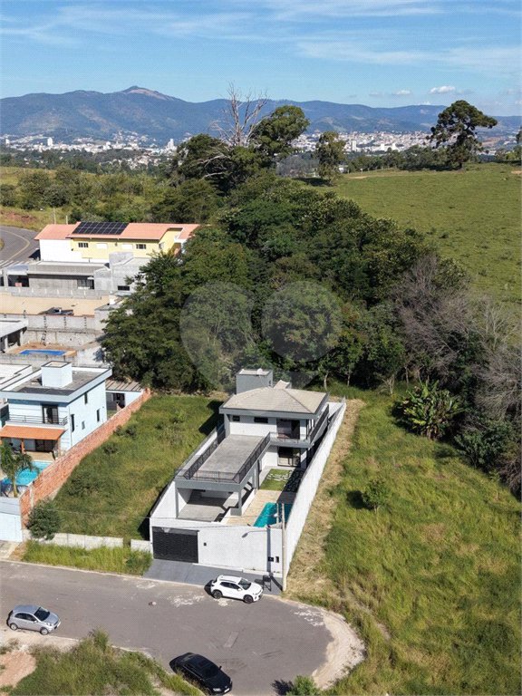 Sobrado à venda com 3 quartos, sendo 1 suíte, em Loteamento Parque Residencial Serras de Atibaia Ii, Atibaia, SP