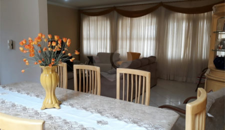 Sobrado à venda com 4 quartos, sendo 2 suítes,  em Jardim dos Pinheiros, Atibaia, SP