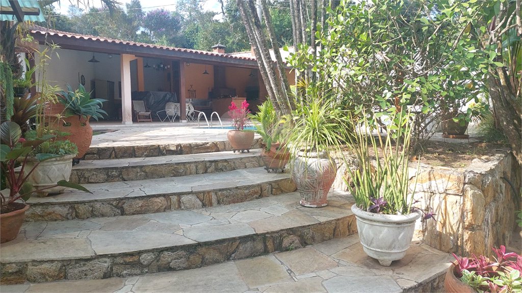 Casa à venda ou para alugar com 5 quartos, sendo 1 suíte, em Cumbari, Mairiporã, SP