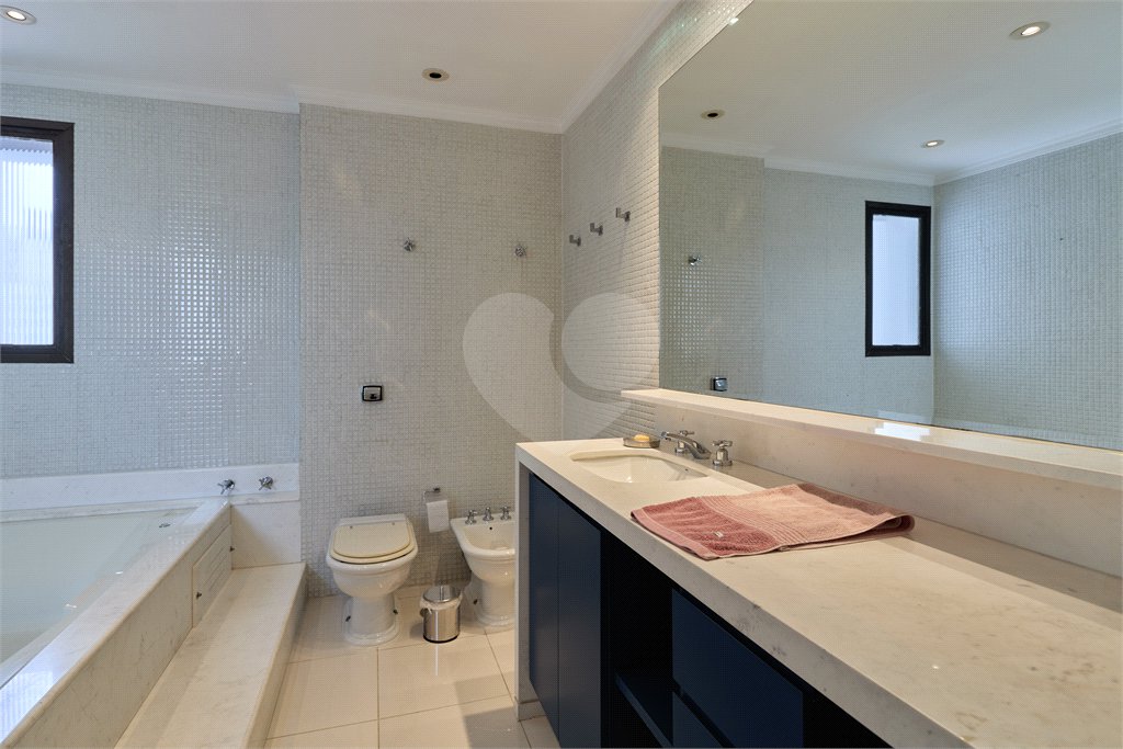Apartamento à venda com 4 quartos, sendo 3 suítes, em Campo Belo, São Paulo, SP