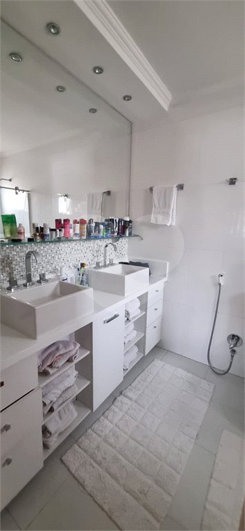 Casa à venda com 4 quartos, sendo 2 suítes, no condomínio Casas de Windsor, São Paulo - SP