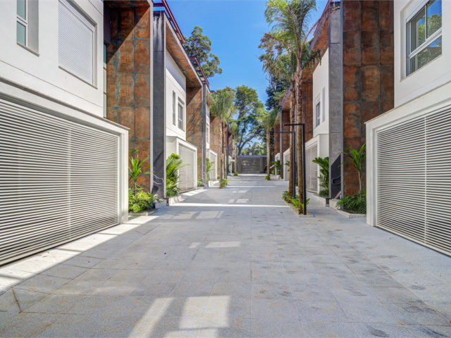 Casa à venda ou para alugar com 3 suítes no condomínio Jardim Flora, São Paulo - SP