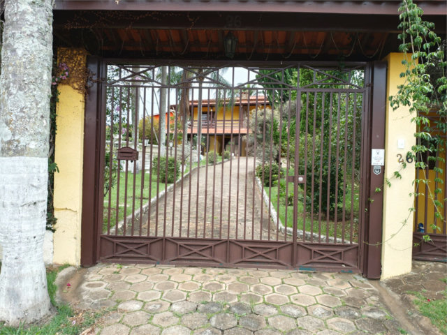 Casa à venda com 4 quartos, sendo 2 suítes,  em Country Residencial Felix, Bom Jesus dos Perdões, SP