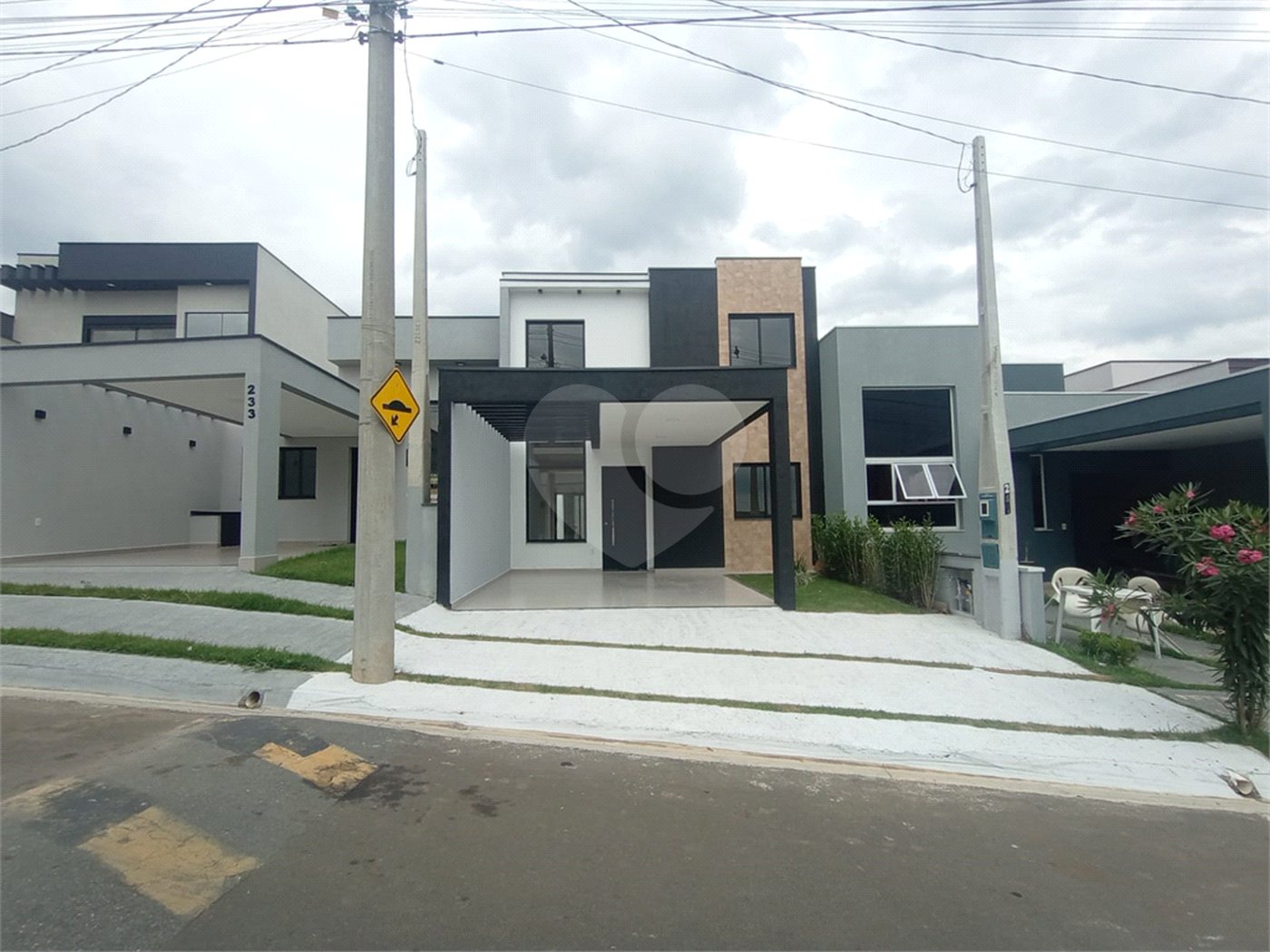 Casa à venda com 3 quartos, sendo 2 suítes, no condomínio Vila Rica, Indaiatuba - SP