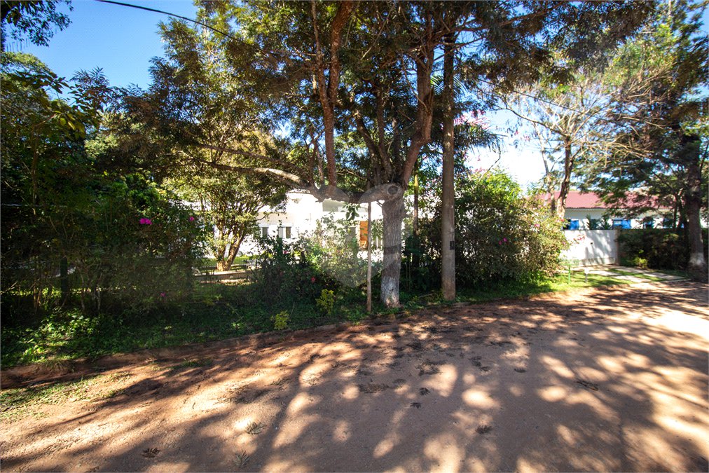 Casa à venda com 4 quartos, sendo 1 suíte,  no condomínio Sítio das Hortências, São Roque - SP