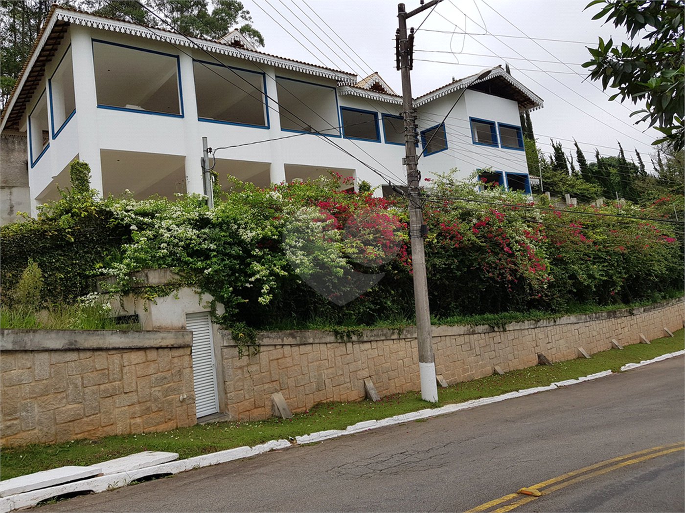 Casa à venda com 4 suítes no condomínio Suíça da Cantareira, Mairiporã - SP