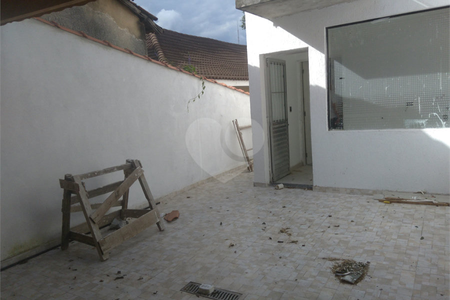 Casa à venda com 3 quartos, sendo 1 suíte,  no condomínio Nair Ramos Shuring, São Paulo - SP