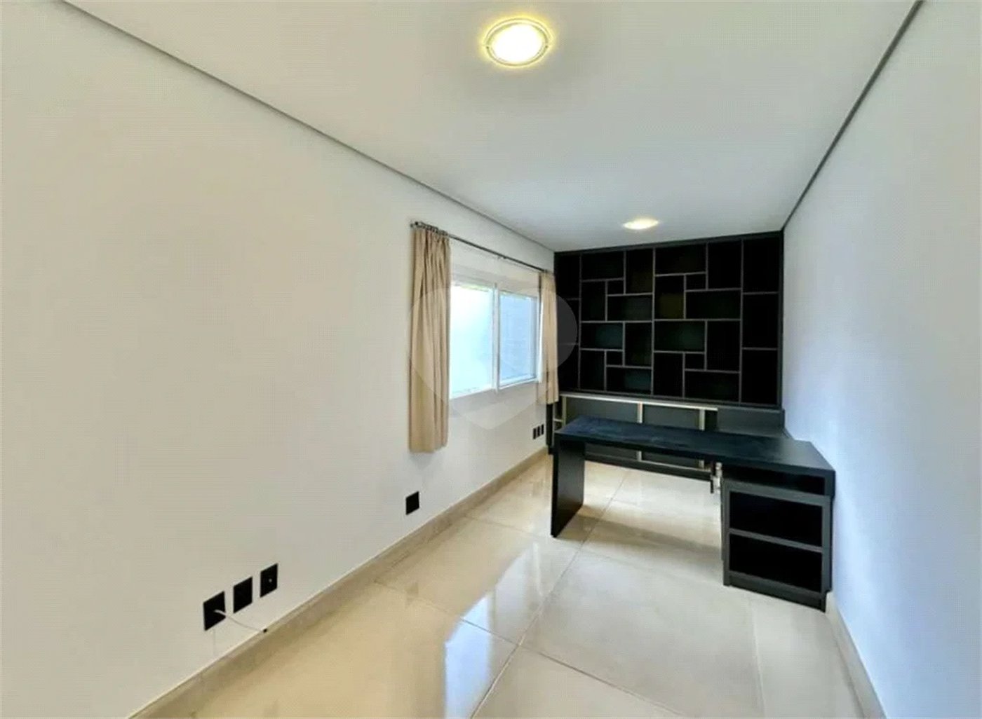 Casa em condomínio Impecável, 4 dorms / 2 suítes, varanda gourmet, piscina, 3 lareiras