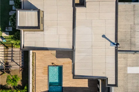 Indaiatuba - Condomínio Milano - Sobrado - 350 m² de terreno - 240 m² de área construída - 4 vagas de garagem, sendo 2 cobertas - Salas de estar e jantar integradas - 3 suítes com closet e varanda no pavimento superior - Escritório no térreo - Espaço gourmet com churrasqueira - Banheiro externo