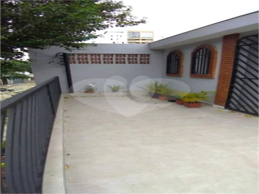 Casa de 85m2 com 3 dormitórios e 2 vagas de garagem localizado no Bosque da Saúde