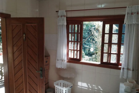 Casa à venda com 4 quartos, sendo 1 suíte, no condomínio Quinta da Cachoeira, Embu das Artes - SP