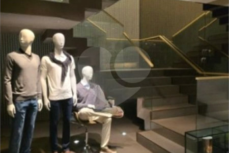 Prédio Comercial com 300m² , 3 pavimentos , refeitório , 2 banheiros , à venda no Brás.