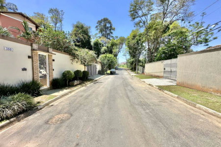 Casa à venda com 4 quartos, sendo 3 suítes, no condomínio Vilarejo, Carapicuíba - SP
