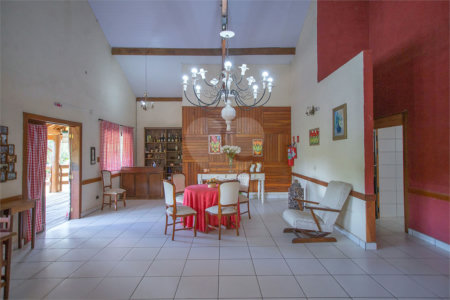 Hotel à venda com 15 quartos, sendo 4 suítes,  no Centro (canguera), São Roque, SP