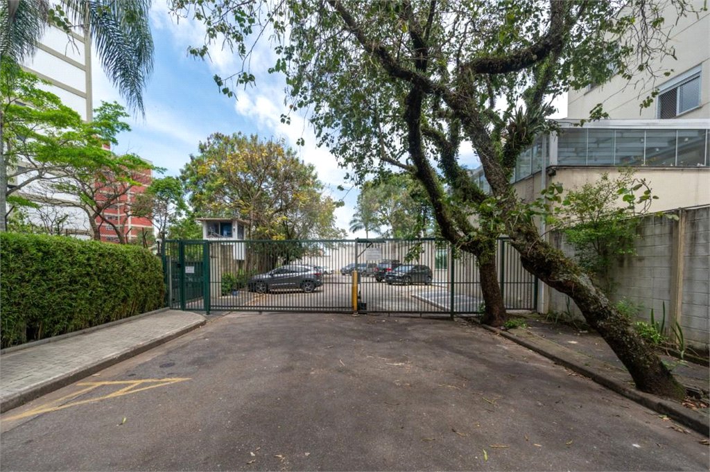 Casa à venda com 4 quartos, sendo 2 suítes, no condomínio Melbourne Residence, São Paulo - SP