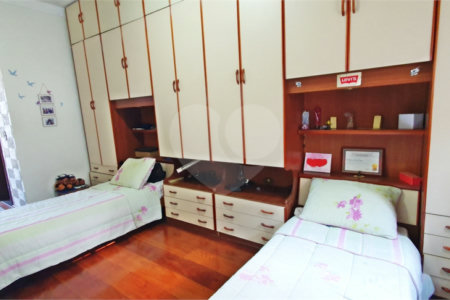 Sobrado à venda com 4 quartos, sendo 3 suítes, em Vila Paulicéia, São Paulo, SP