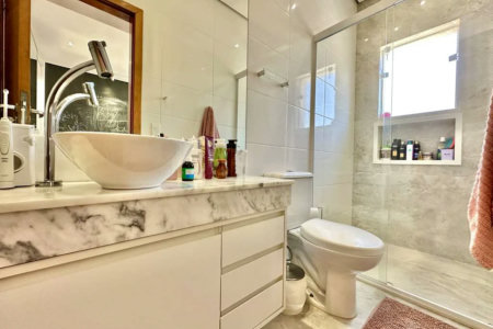 Magnífica Casa Contemporânea na Fazendinha - 4dorms | 3 Suites | Gourmet, piscina, lareira, hóspedes, escritório! Muito Verde e Tranquilidade em um dos melhores condominios da Região .