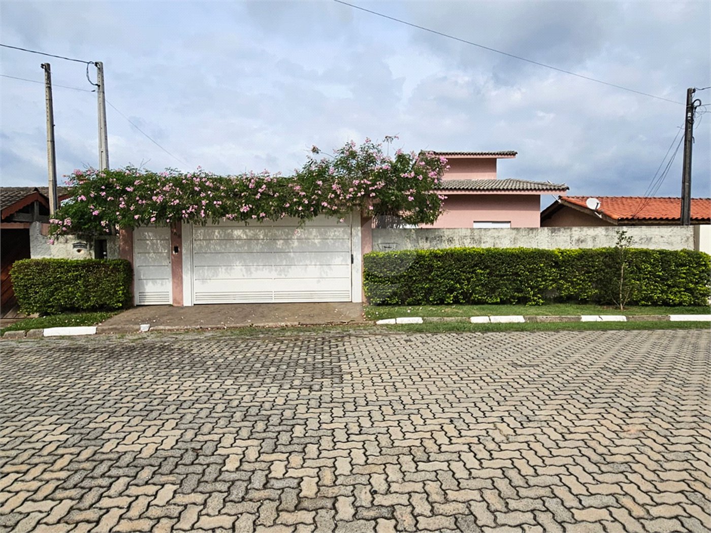 Casa à venda com 4 quartos, sendo 1 suíte,  no condomínio Jardim Shangri-lá, Atibaia - SP
