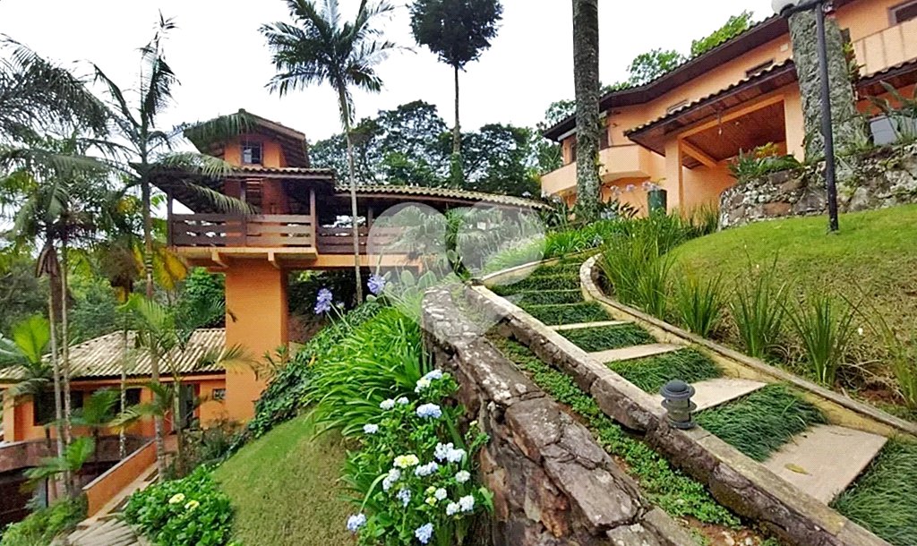 Casa à venda com 4 quartos, sendo 2 suítes, no condomínio Parque Imperial da Cantareira, Mairiporã - SP