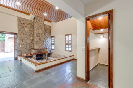 Casa à venda com 5 quartos, sendo 3 suítes, no condomínio Granja do Morumbi, São Paulo - SP
