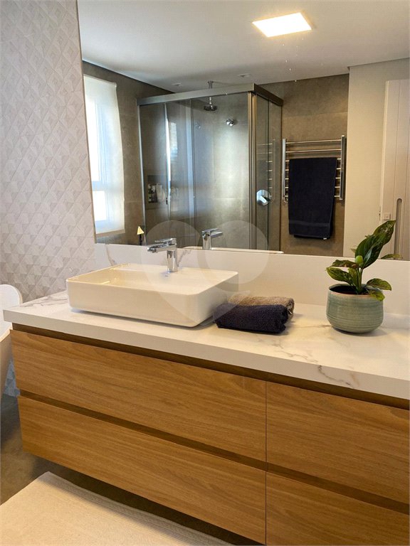Apartamento de 224m² com 4 dormitórios, 3 suítes, 4 vagas de garagem e deposito
