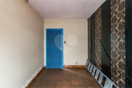 Casa à venda em Moema de 280m² com 4 dormitórios, sendo 1 suíte e 2 vagas de garagem.