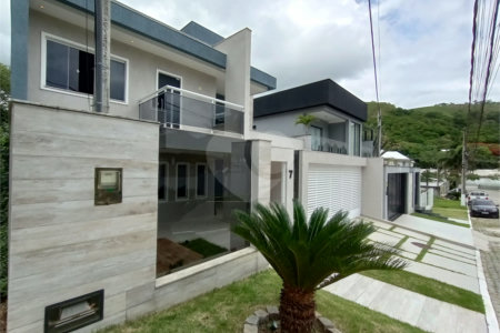 Casa à venda com 3 quartos, sendo 1 suíte, no condomínio Fazenda Cantagalo, Rio de Janeiro - RJ