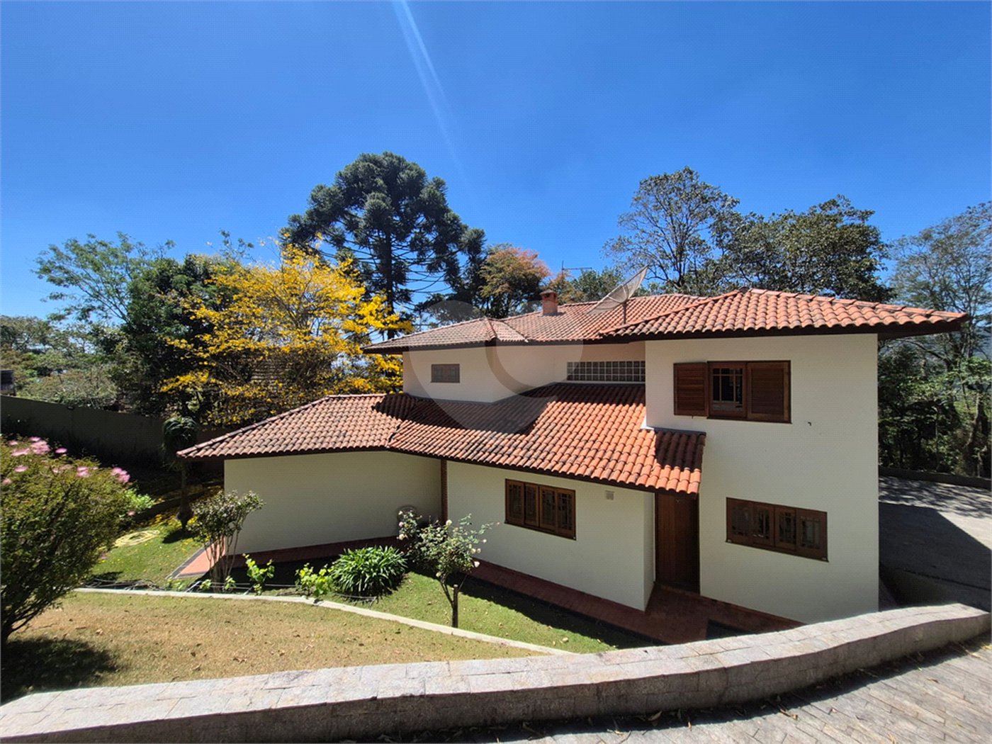 Casa à venda com 4 quartos, sendo 2 suítes, no condomínio Alpes da Cantareira, Mairiporã - SP