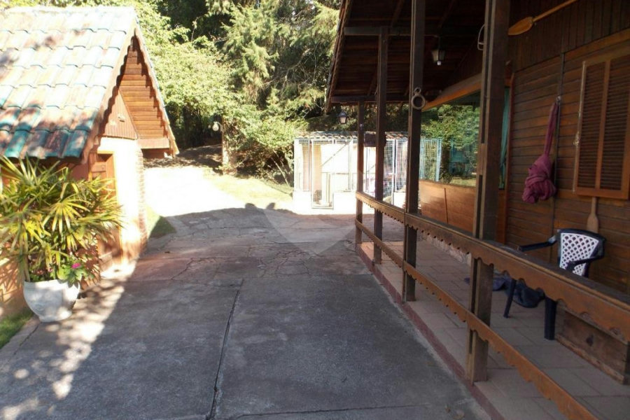 Sobrado à venda com 6 quartos, sendo 4 suítes, em Parque Petrópolis, Mairiporã, SP