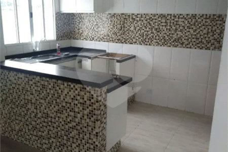 Sobrado à venda com 3 quartos em Jardim Estela Mari, Cotia, SP