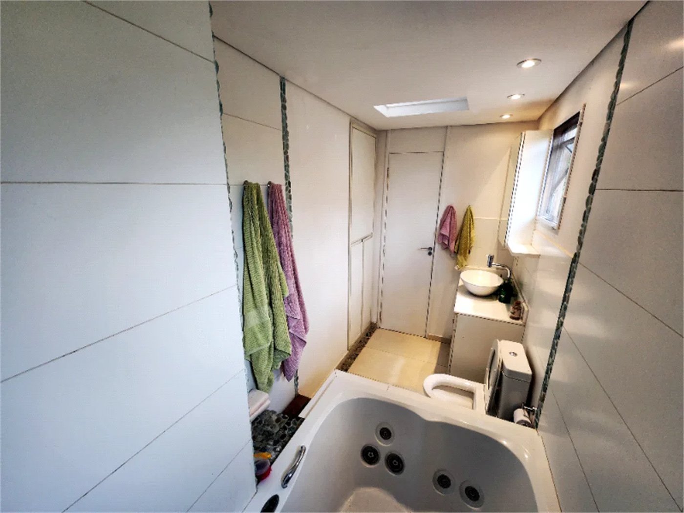 Casa à venda com 4 quartos, sendo 2 suítes, no condomínio Vila Nova de Gaia, São Paulo - SP