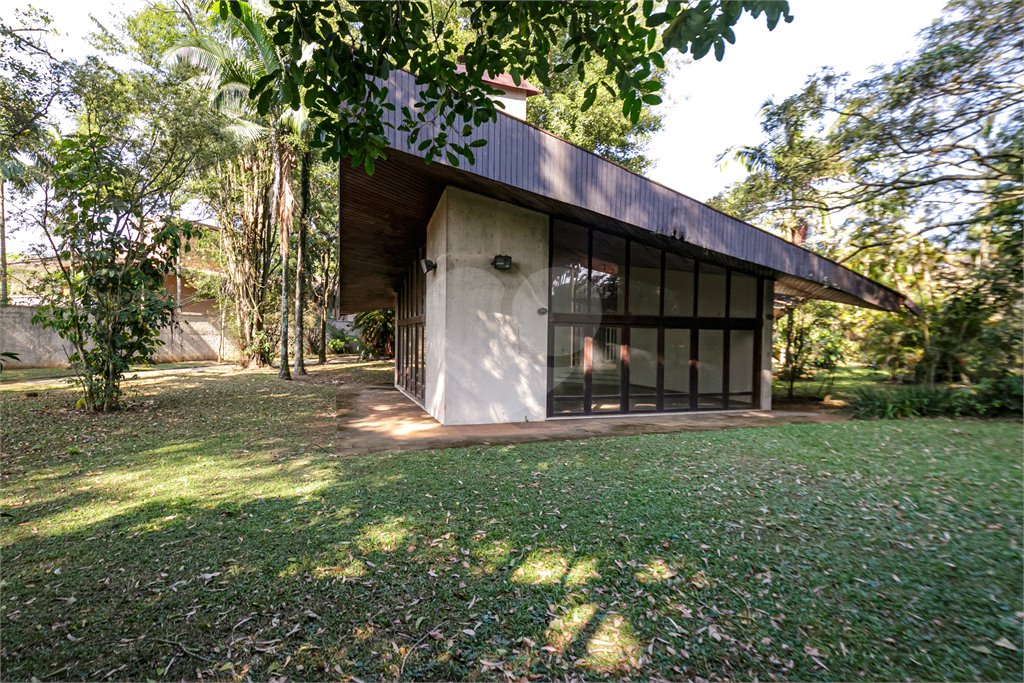Casa à venda com 5 quartos, sendo 3 suítes, no condomínio Chácara Flora, São Paulo - SP