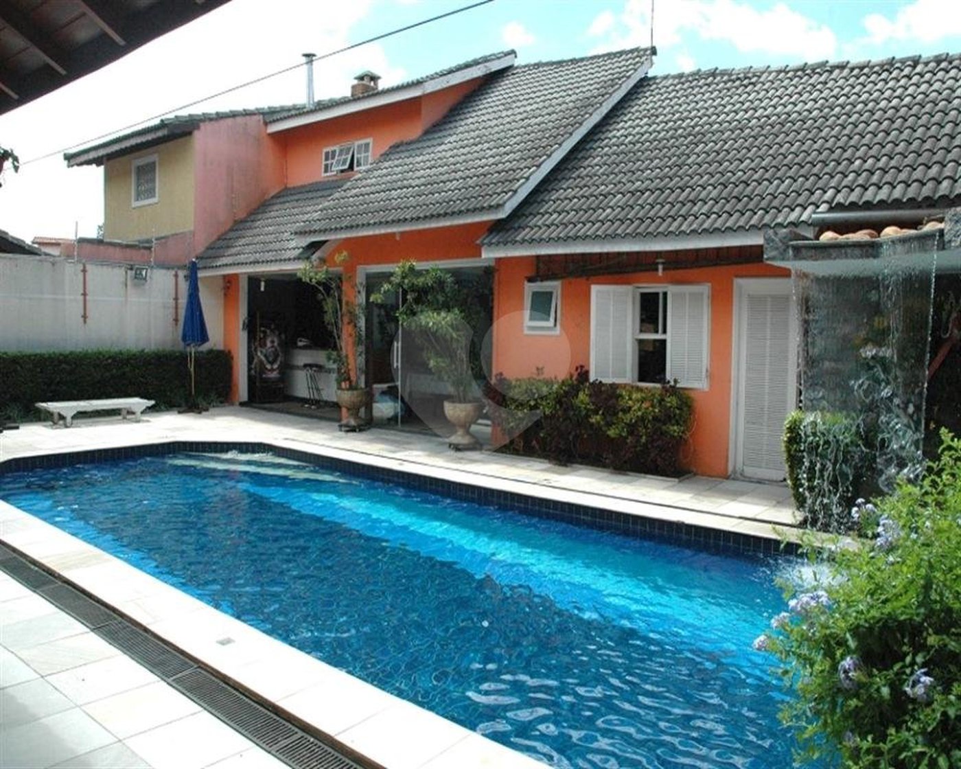 Sobrado à venda com 5 quartos, sendo 4 suítes, em Interlagos, São Paulo, SP