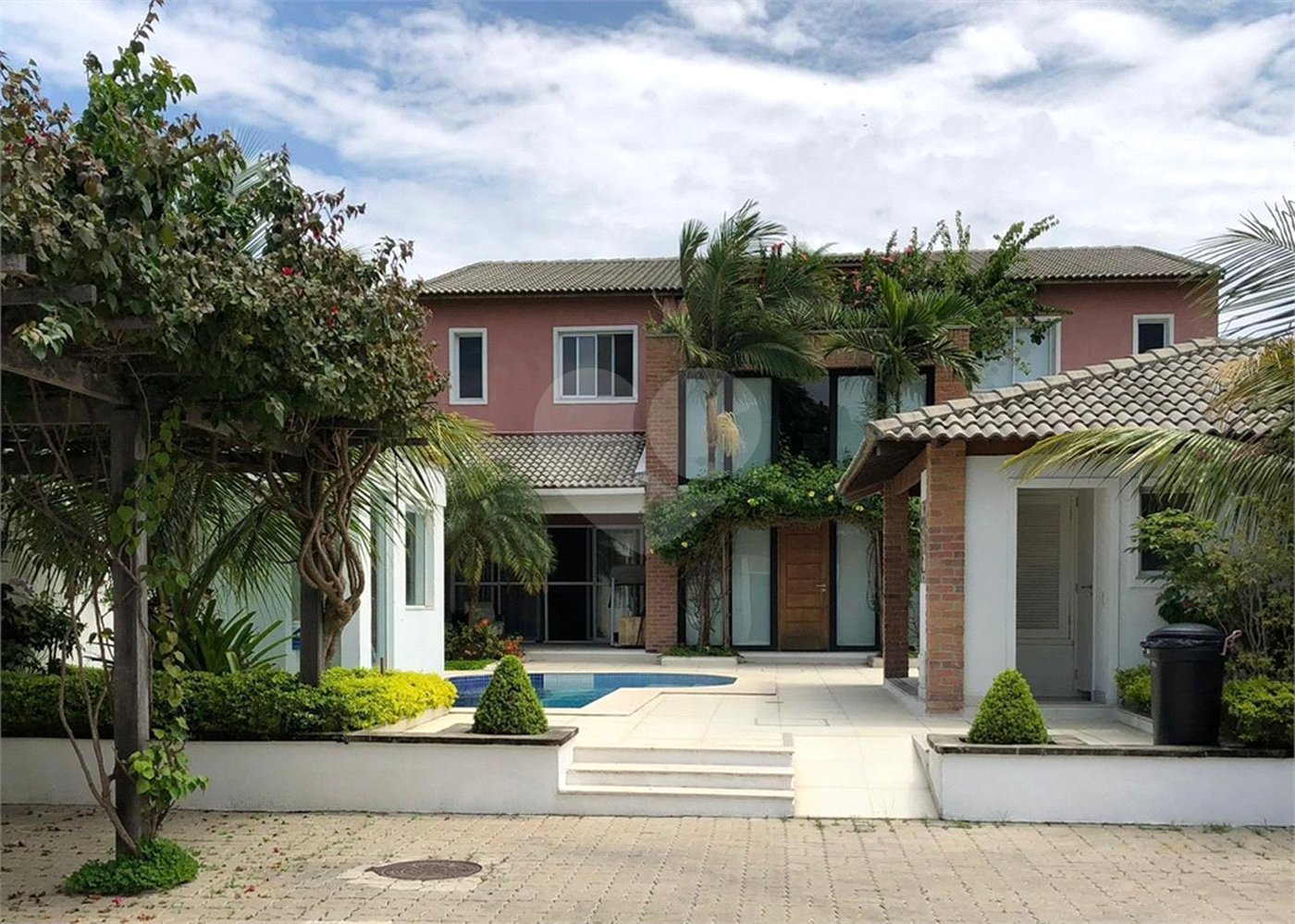 Casa à venda com 9 quartos, sendo 8 suítes, no condomínio Village Elisabete, Rio de Janeiro - RJ