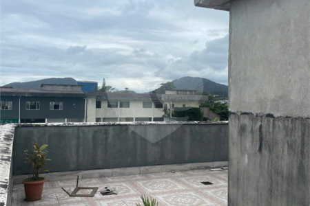 Sobrado à venda com 2 quartos, sendo 1 suíte, em Estância Balneária Hawai, Caraguatatuba, SP