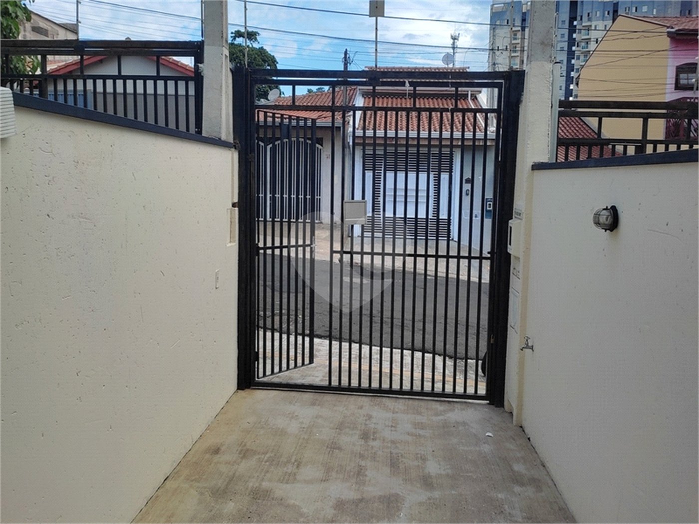 Sobrado à venda ou para alugar com 2 suítes em Jardim Nely, Indaiatuba, SP