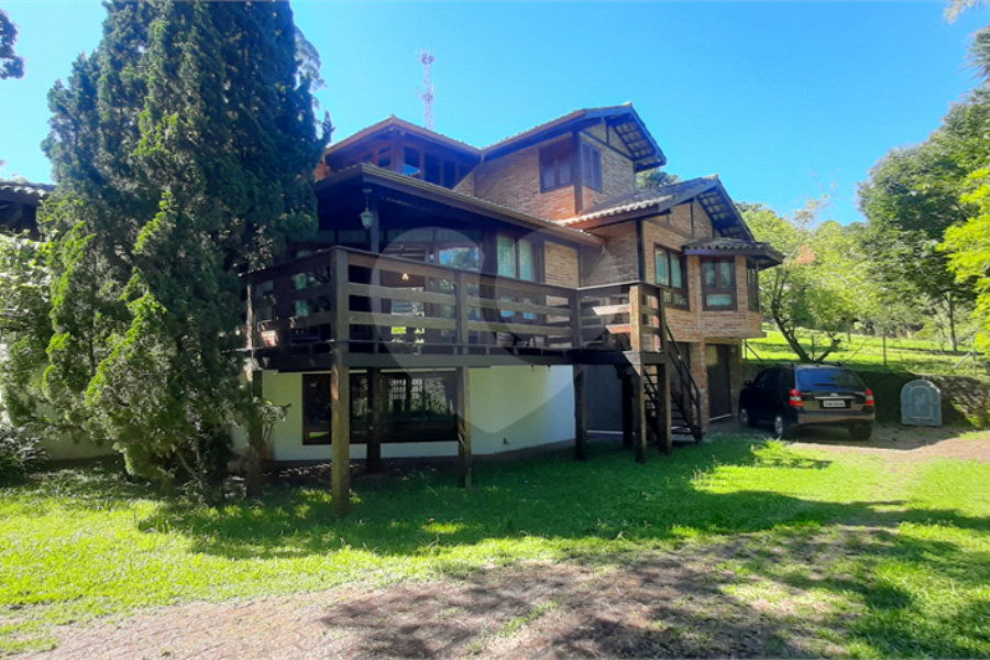 Sobrado à venda com 3 suítes em Serra da Cantareira, Mairiporã, SP