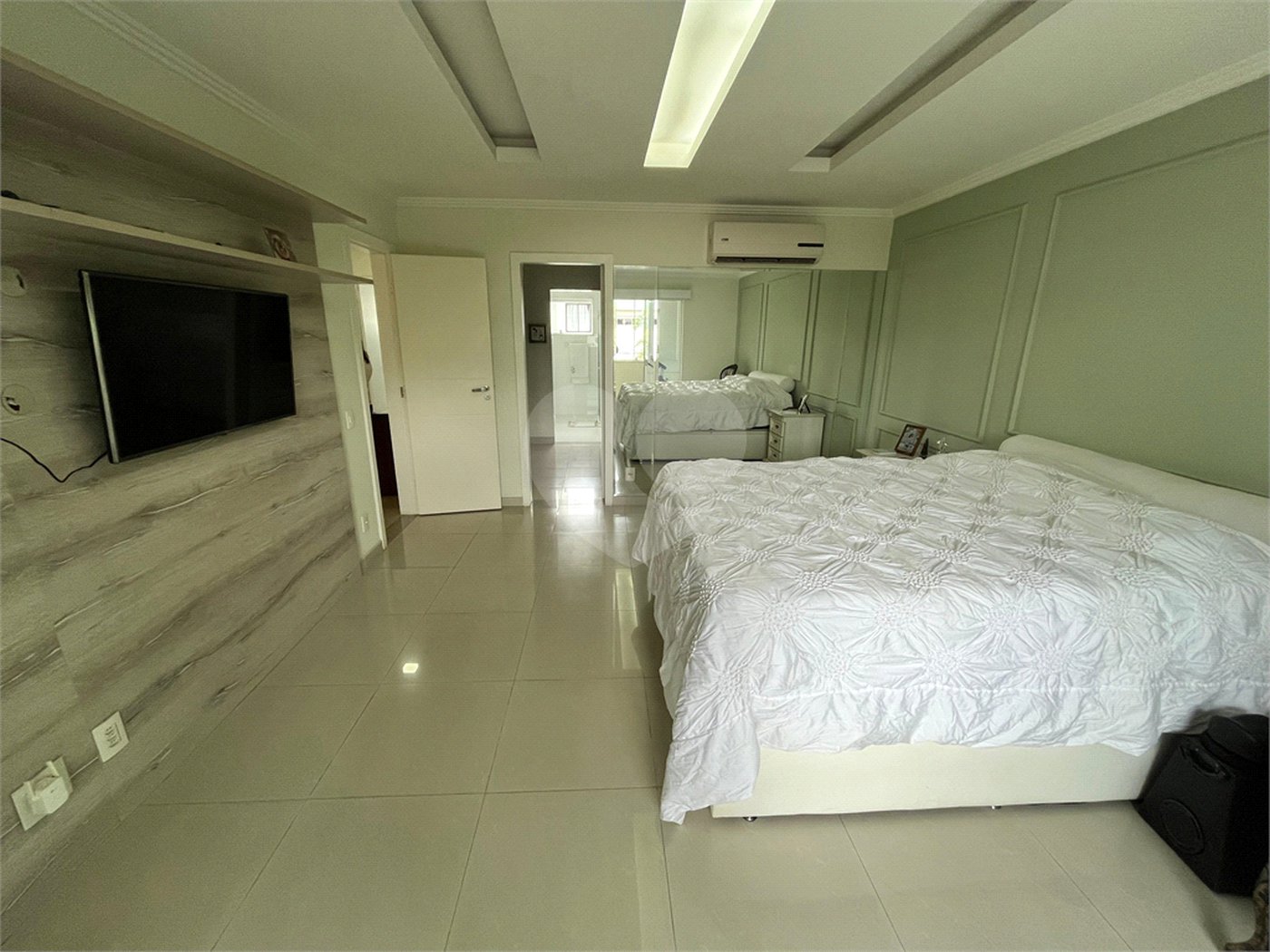 Casa à venda com 3 quartos, sendo 1 suíte, no condomínio Golden Village, Rio de Janeiro - RJ