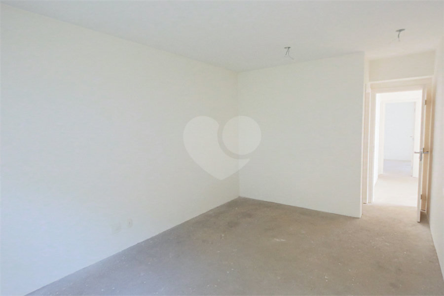 Casa à venda com 4 quartos, sendo 2 suítes, no condomínio Bristol Village, São Paulo - SP