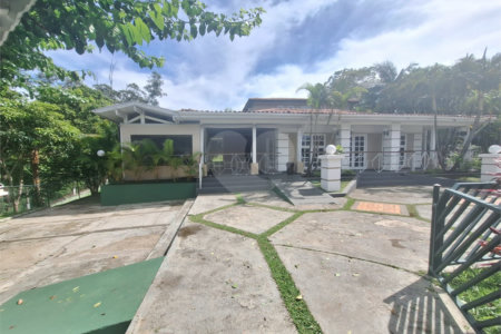 Casa à venda com 5 quartos, sendo 3 suítes,  no condomínio Vila Panamericana, São Paulo - SP