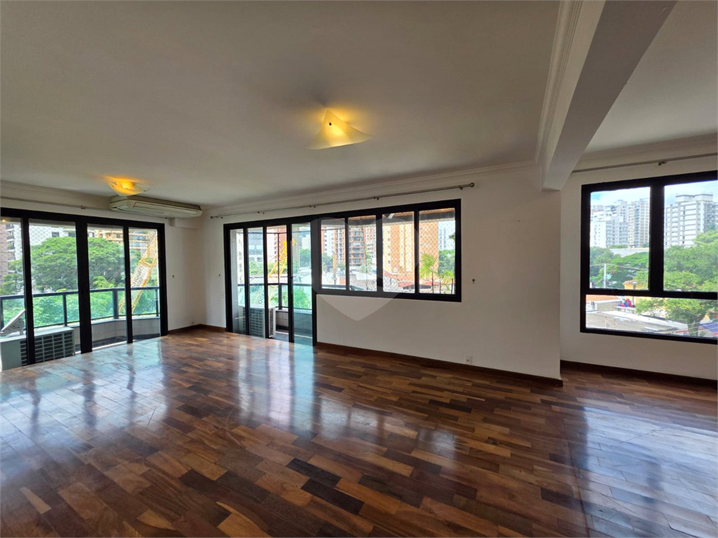 Apartamento à venda com 3 suítes em Vila Uberabinha, São Paulo, SP