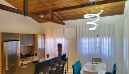Casa à venda com 3 quartos, sendo 1 suíte,  no condomínio Mountain Village, Atibaia - SP