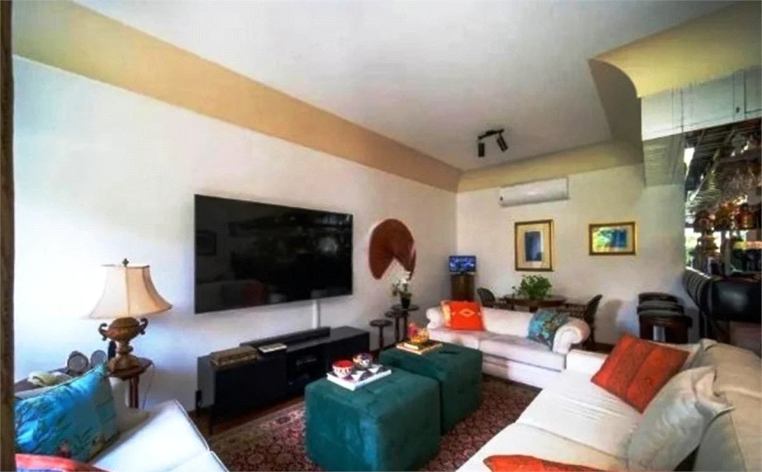 Casa à venda com 5 quartos, sendo 2 suítes, em Jardim Everest, São Paulo, SP